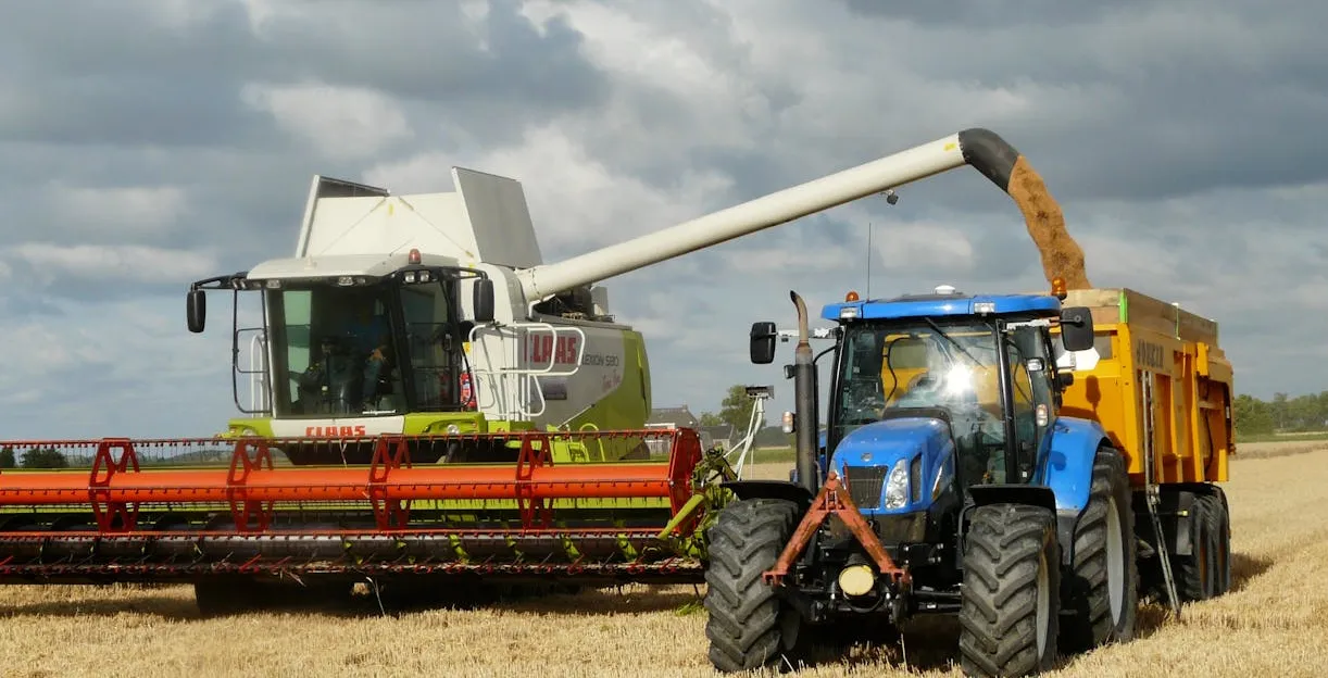 Teknologi pertanian modern bernama combine harvester