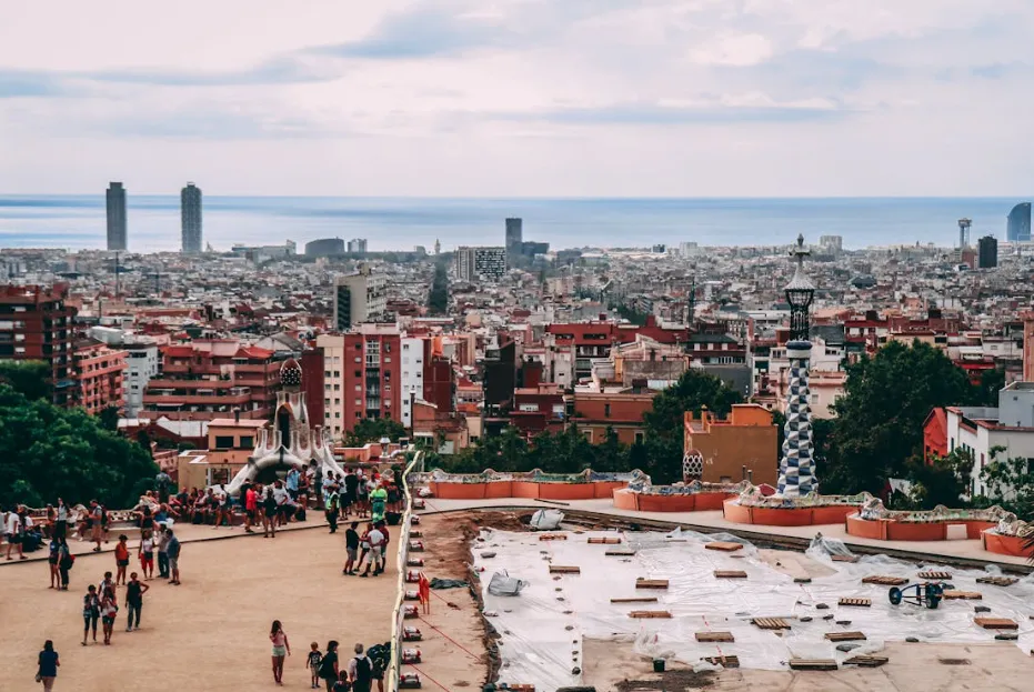 menikmati tempat bersejarah di Kota Barcelona