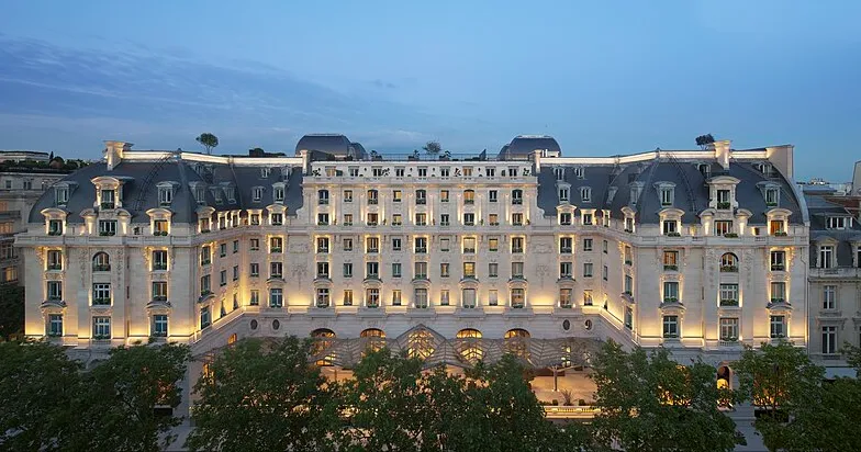 Hotel Peninsula yang sangat terkenal di Paris