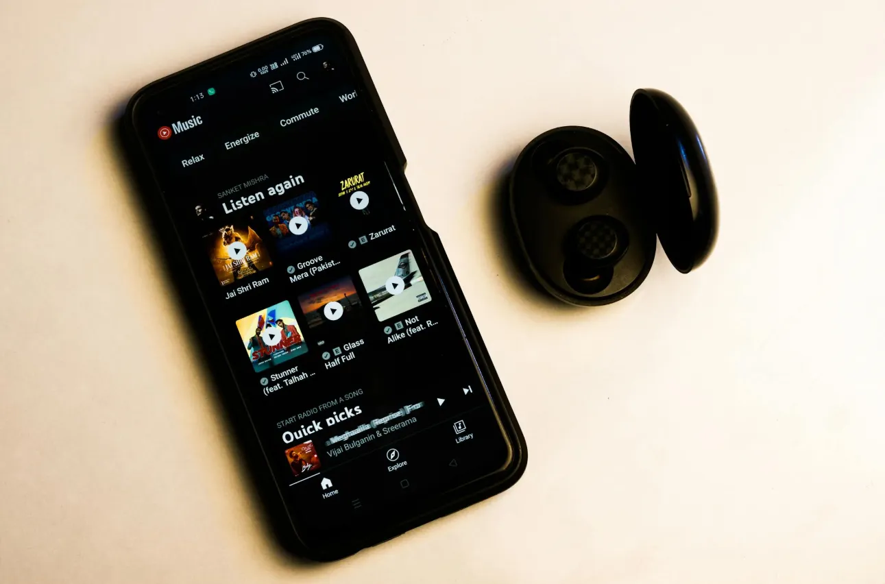 Apa saja fitur penting pada aplikasi untuk memutar musik secara online