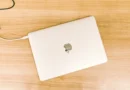 Begini Cara Cas Laptop yang Benar