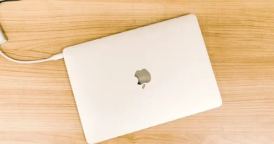 Begini Cara Cas Laptop yang Benar