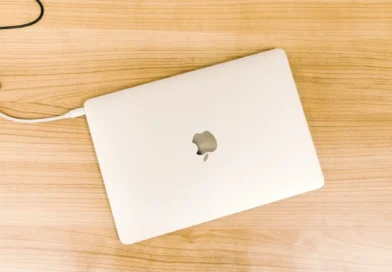 Begini Cara Cas Laptop yang Benar