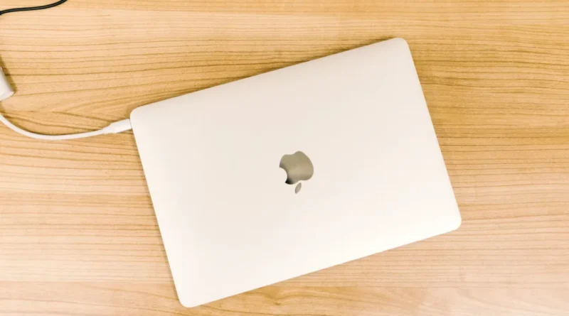 Begini Cara Cas Laptop yang Benar