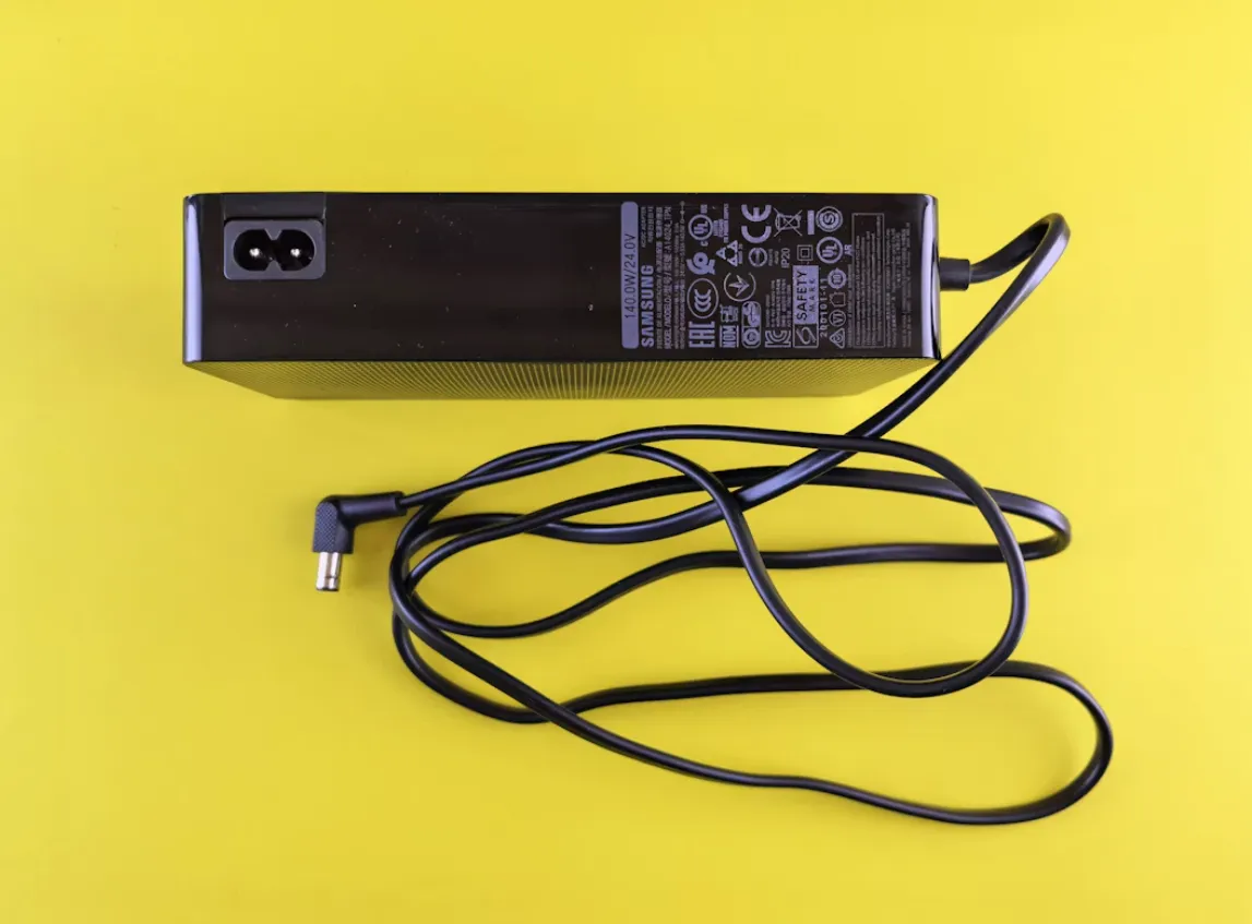 Gunakan charger asli sesuai dengan spesifikasi laptop