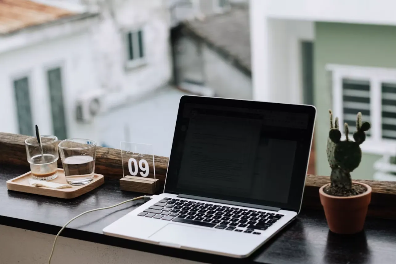 Cara Cas Laptop yang Benar dengan menghindari pengisian sampai penuh terus menerus