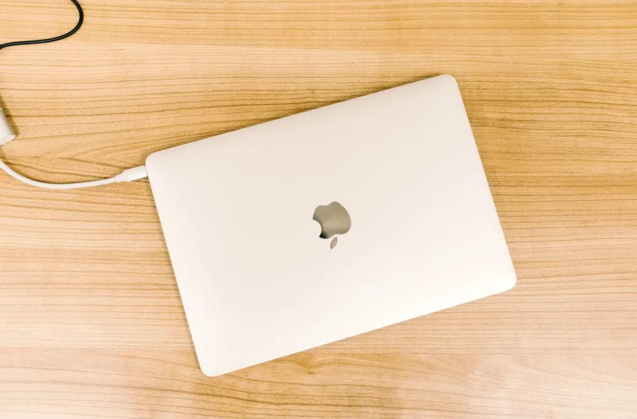 Begini Cara Cas Laptop yang Benar