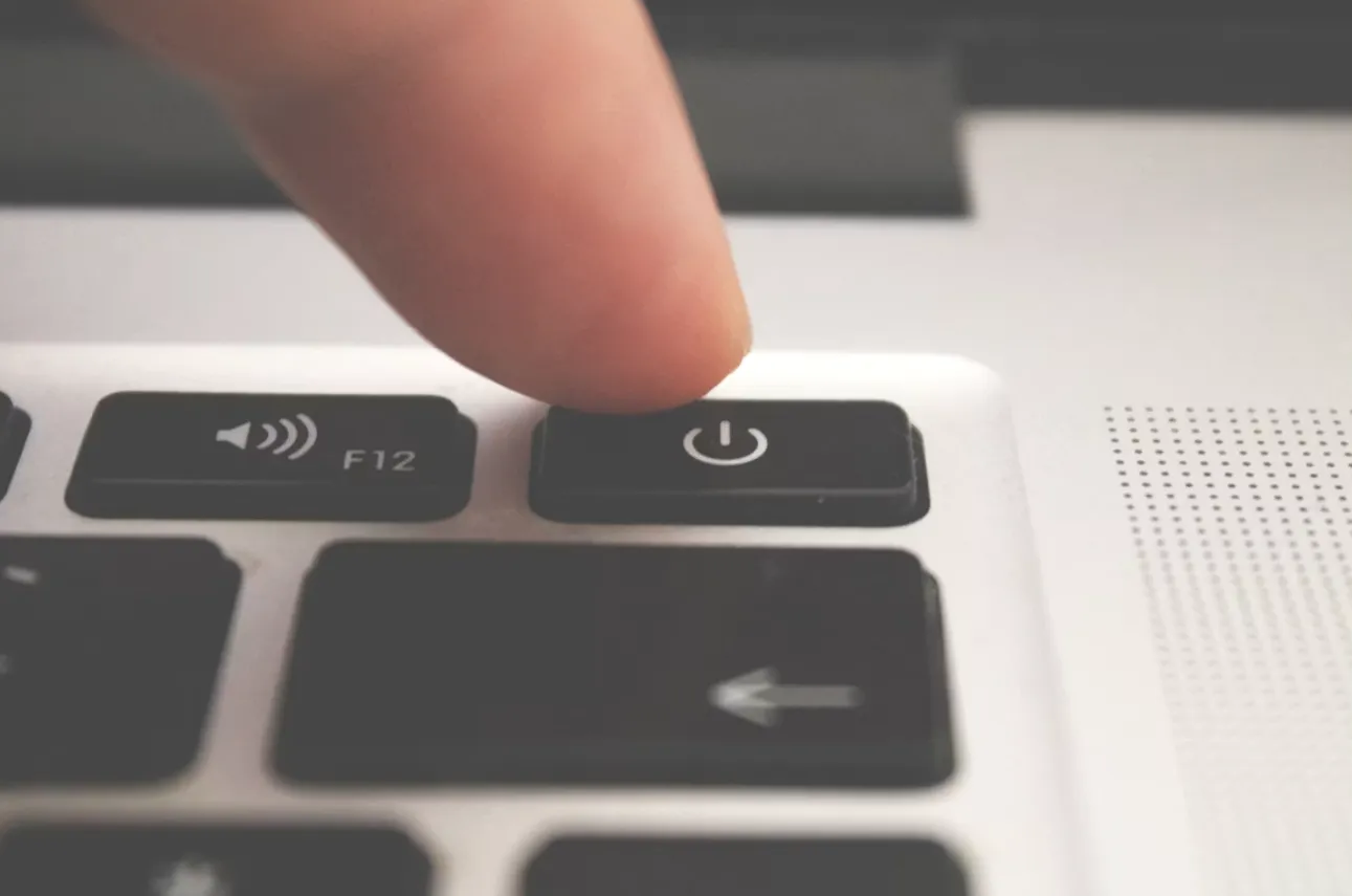 Cara Mengatasi Laptop Restart Lama dengan mematikan paksa laptop
