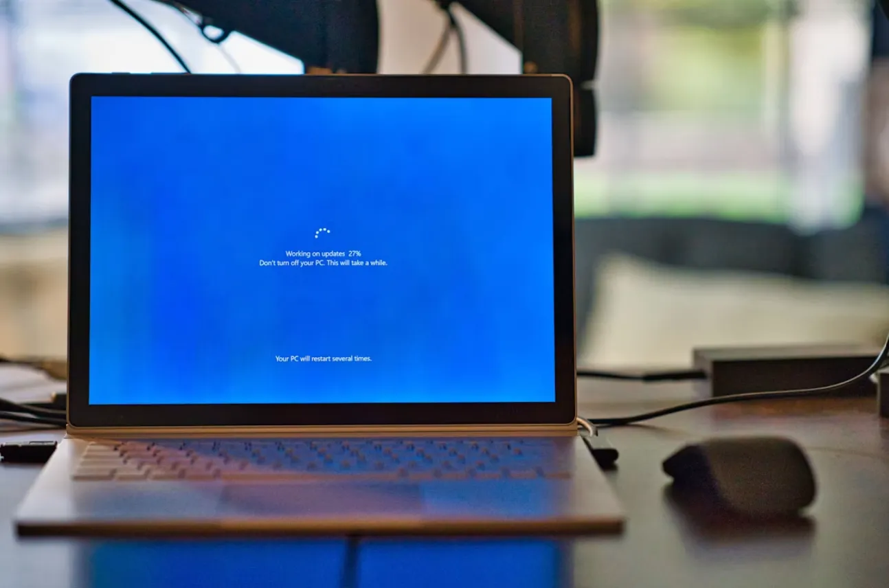 Cara Mengatasi Laptop Restart Lama dengan menunggu prosesnya hingga selesai
