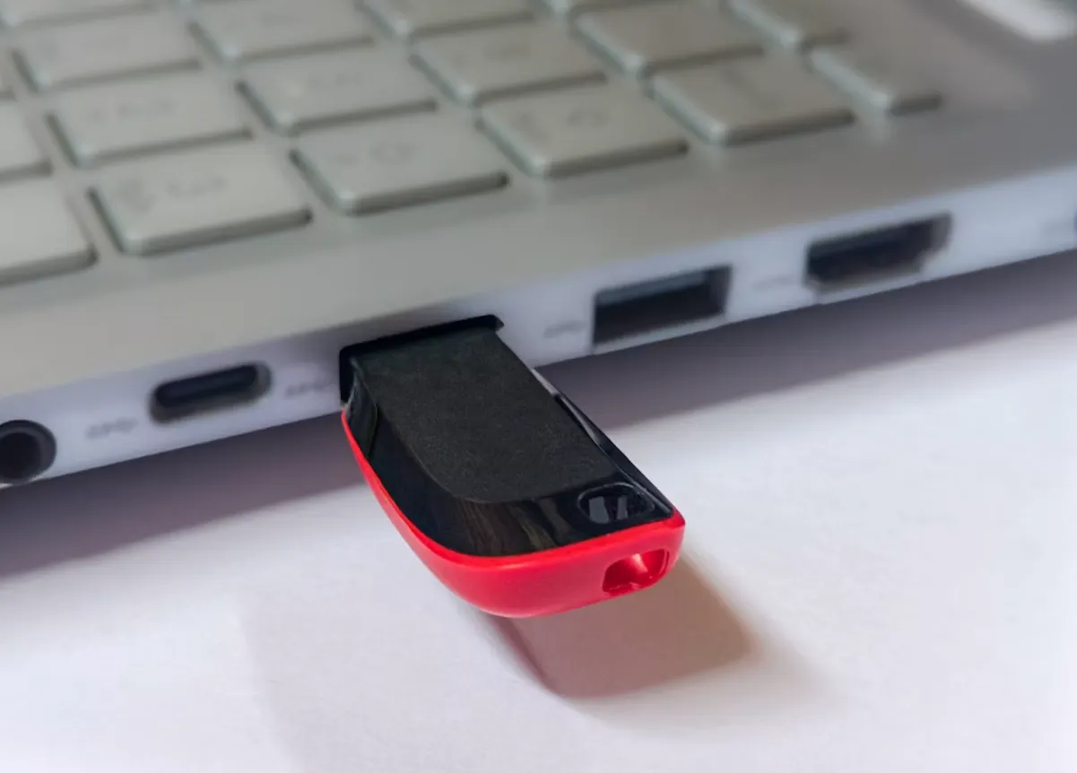 bagian port laptop sangat penting untuk menghubungkan dengan perangkat eksternal