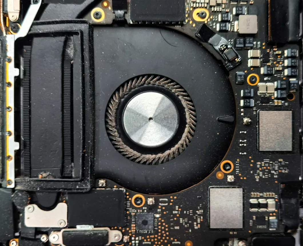 Penyebab Kipas Laptop Bunyi karena kotoran debu yang menumpuk