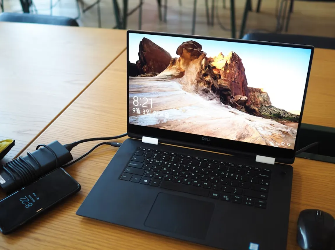 cara merawat baterai laptop paling mudaah dengan melakukan pengisian daya secara teratur