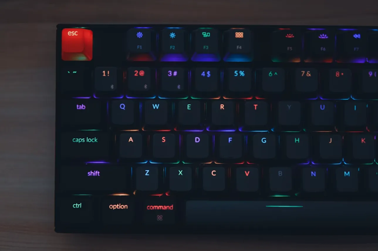 cara merawat keyboard laptop dengan melakukan pembersihan secara rutin