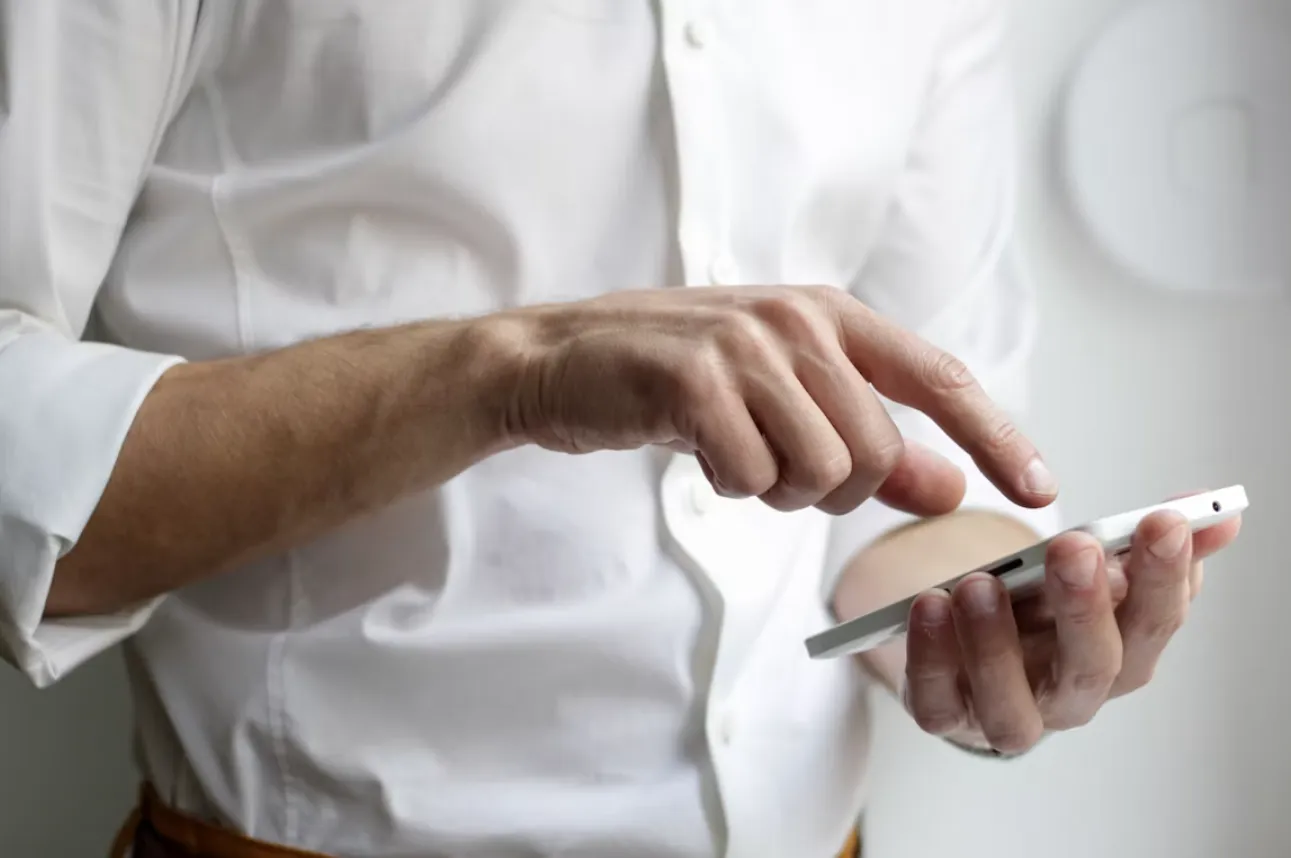 tanda hp lemot juga bisa berupa baterai yang lebih boros