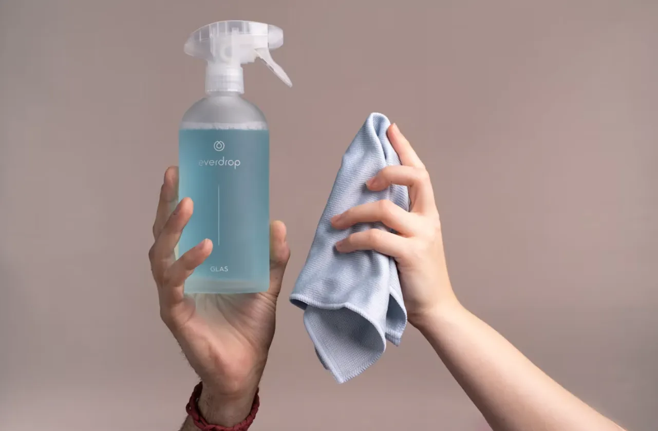 cara mengatasi layar HP berminyak dengan menggunakan kain microfiber yang bersih