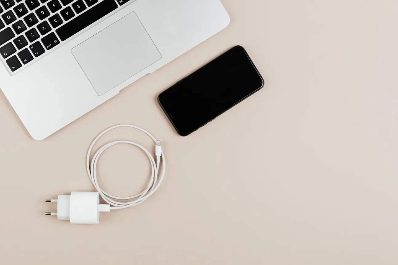 gunakan dan simpan kabel charger hp dengan benar