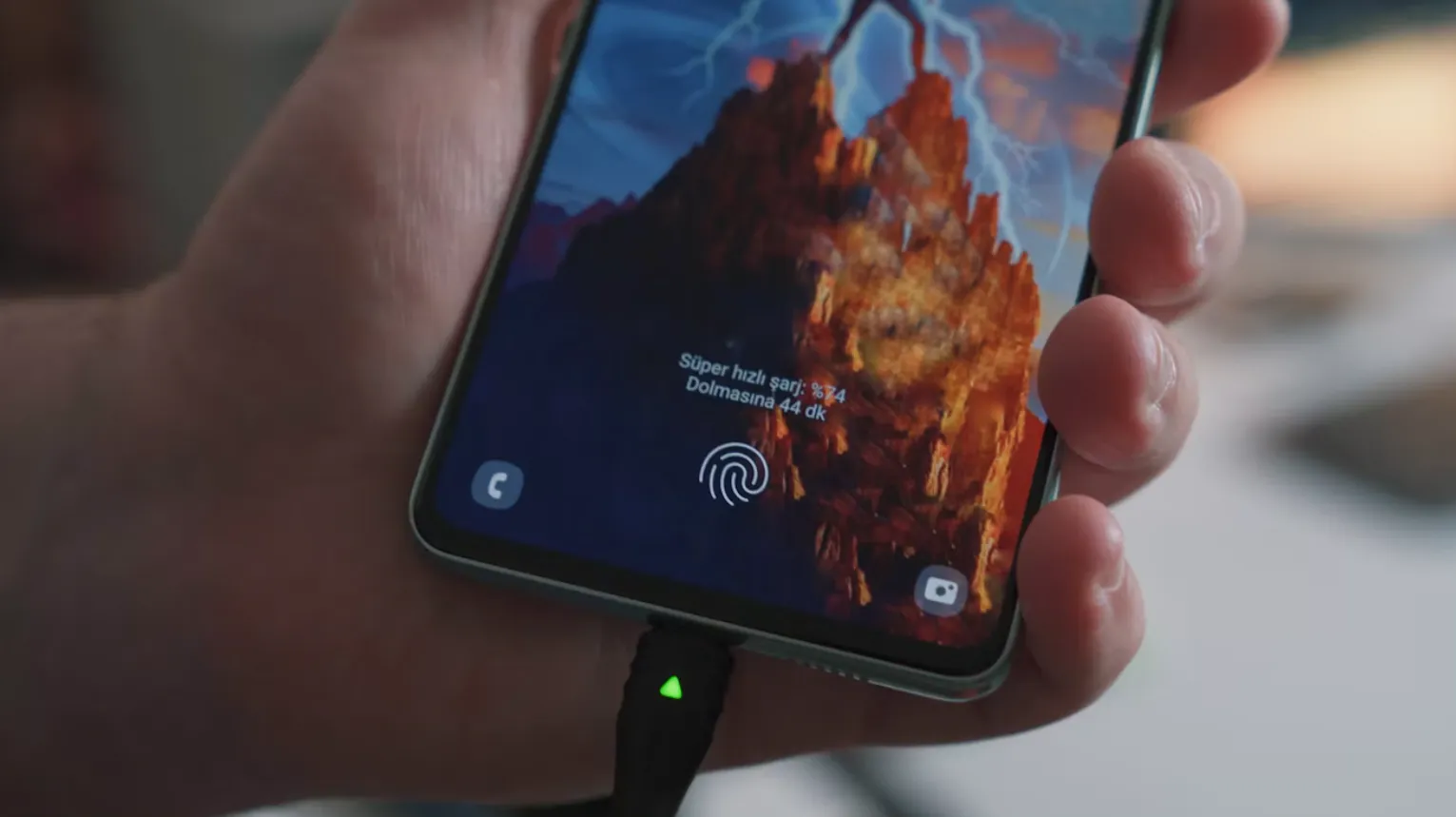 HP Digunakan secara intensif saat sedang dicas