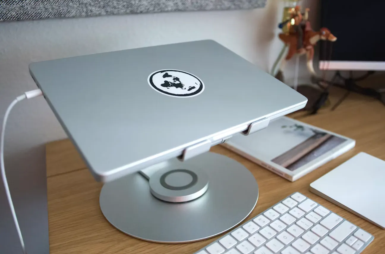aksesoris laptop untuk meningkatkan produktivitas berupa Laptop Stand