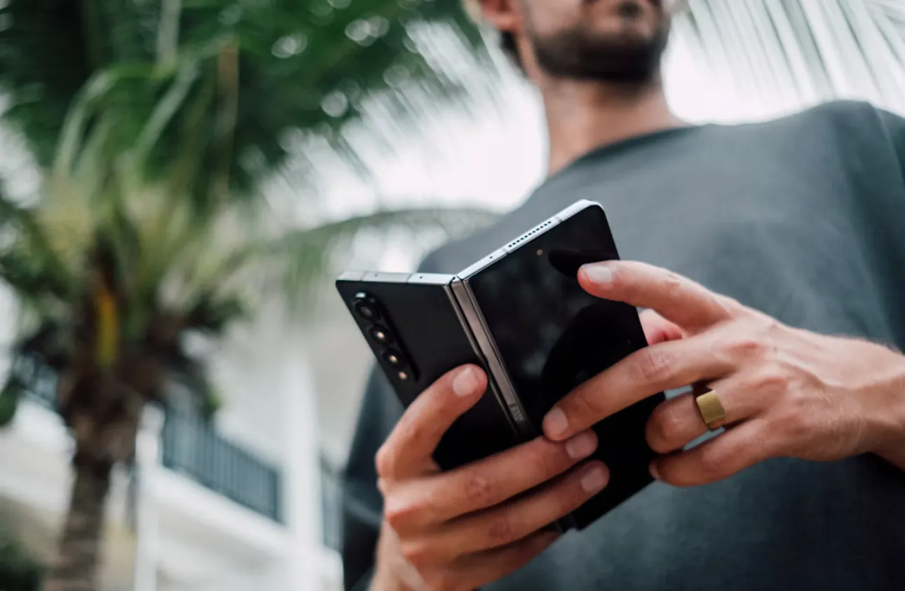 menekan layar fleksibel terlalu keras juga bisa membuat hp flip menjadi rentan rusak