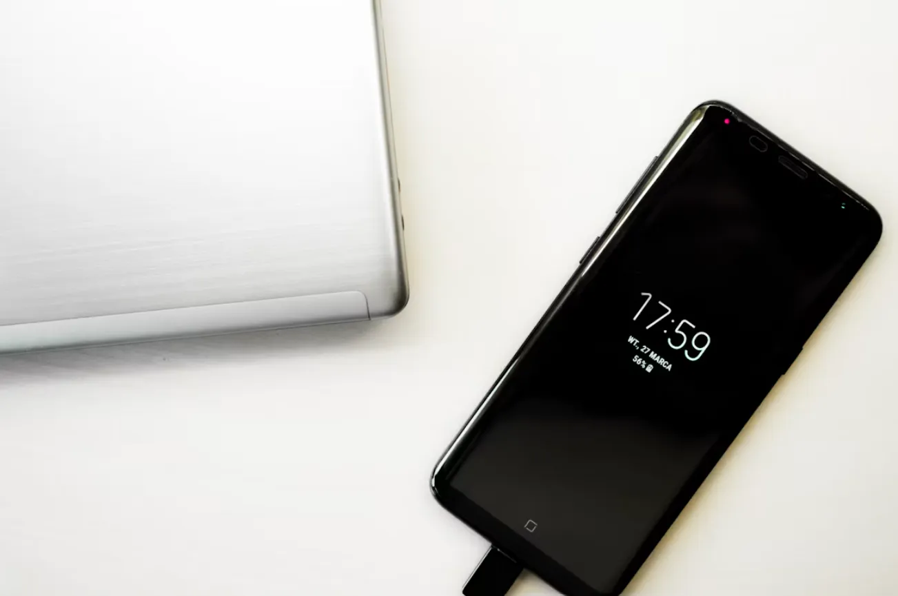 kebiasaan buruk yang bikin HP cepat rusak salah satunya menggunakan charger yang tidak sesuai