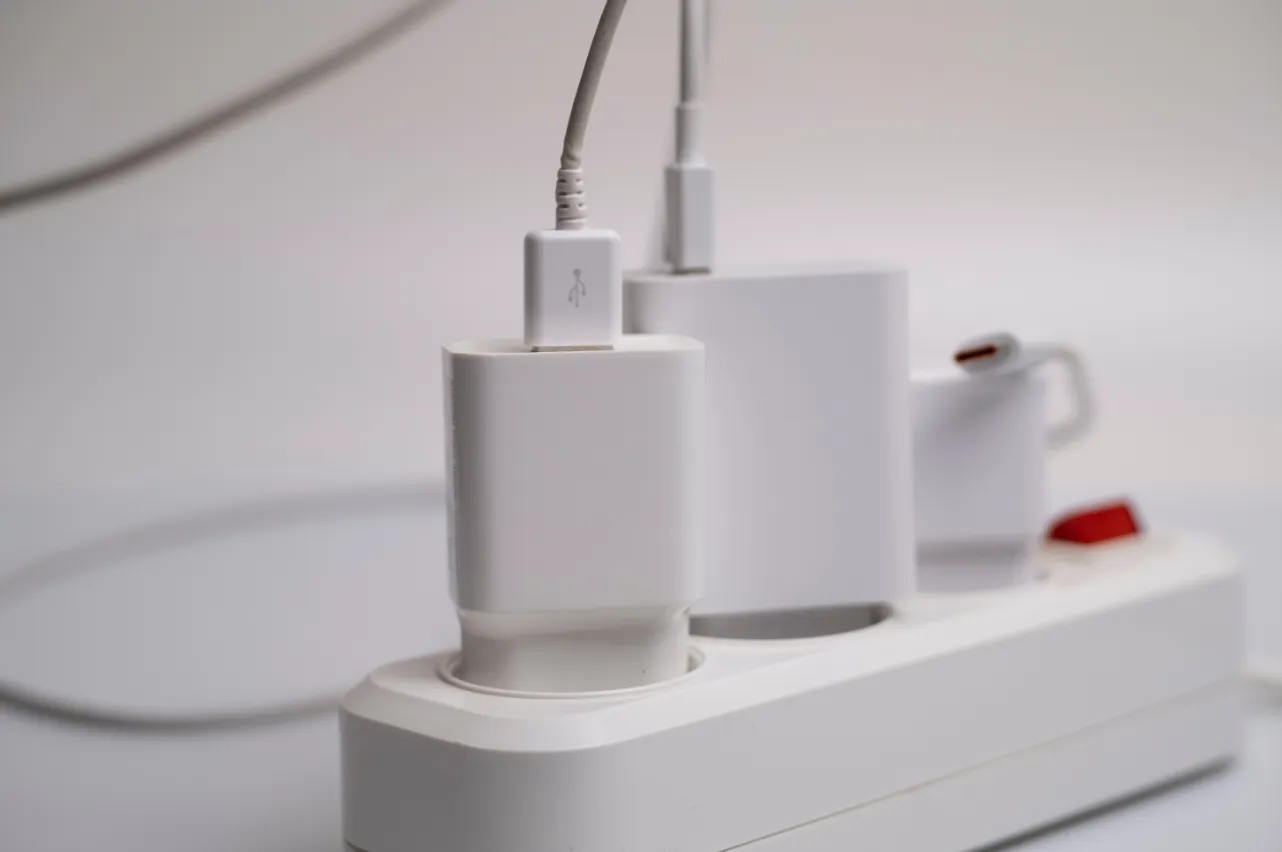salah satu bahaya menggunakan charger HP palsu berupa risiko terjadinya sengatan listrik