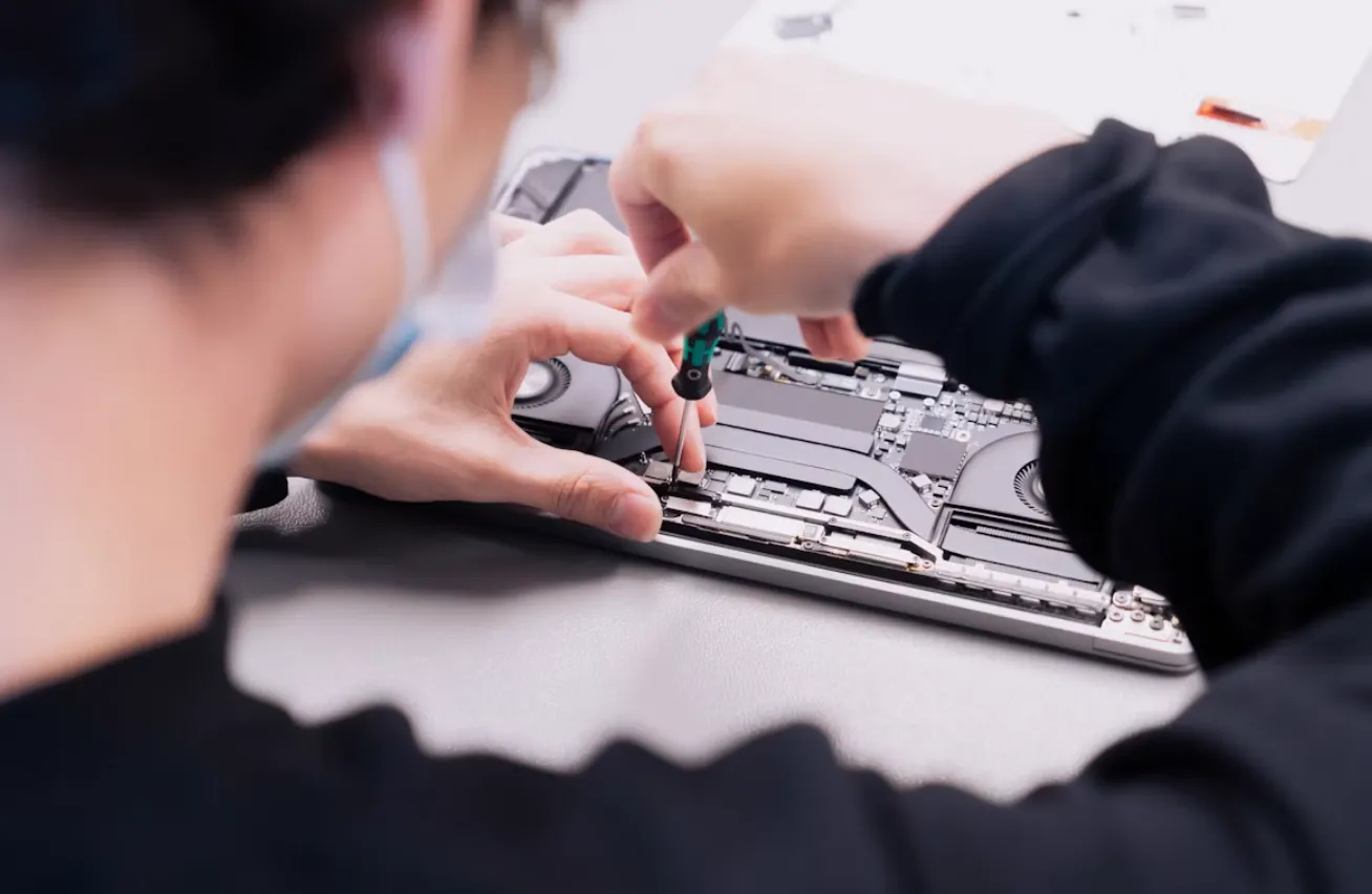 Solusi terbaik untuk mengatasi masalah layar laptop yang berbayang