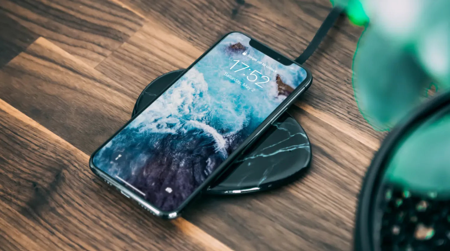 penggunaan Wireless charging bisa lebih lambat daripada menggunakan kabel