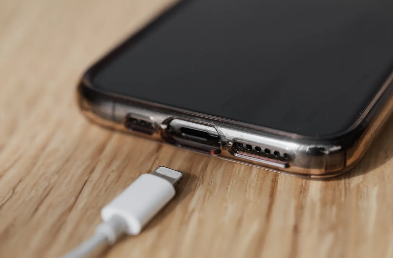 Bahaya Menggunakan Charger HP Palsu yang Wajib Diwaspadai