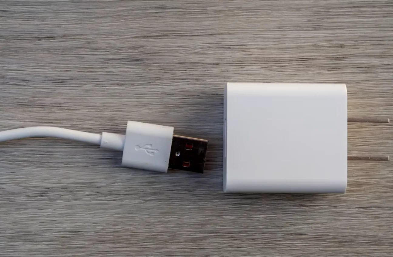 Menggunakan charger dan kabel yang kompatibel untuk menjaga kesehatan baterai