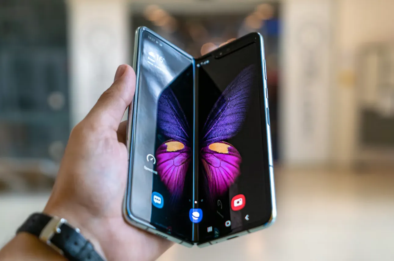 8 Kesalahan Menggunakan HP Lipat yang Harus Dihindari